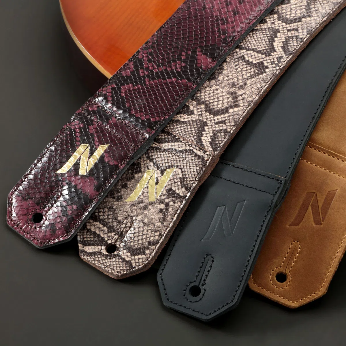 Nefelibata Tracolla per chitarra, 2,3 pollici in pelle di vitello a grana di serpente con imbottitura per basso, chitarre elettriche e acustiche
